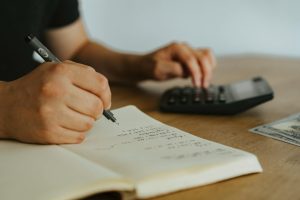 Registra tus gastos fijos mensuales y evita sumar más a tu lista. Ten en cuenta aquellos desembolsos de dinero imprevistos.