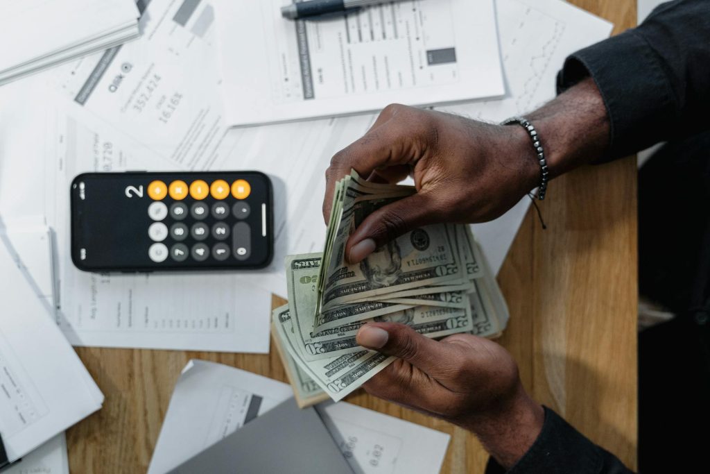 Solicitar un micro préstamo es una alternativa muy atractiva y eficiente para saldar deudas si puedes sostener el proceso de pago de forma responsable