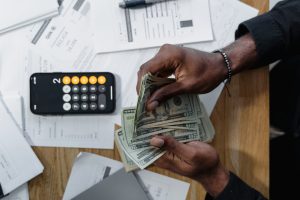 La diferencia entre la deuda buena y la deuda mala reside en cómo utilizas tu dinero y cuánto valor generas a partir de su gestión.