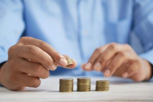 Conocer las diferencias entre ahorrar e invertir en te servirá para mejorar tu economía.